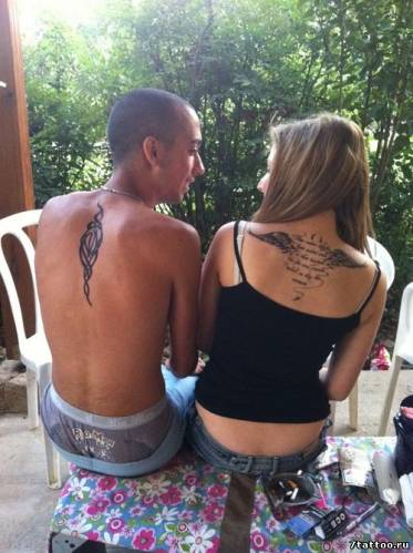 Парень и девушка с татуировками на спинах