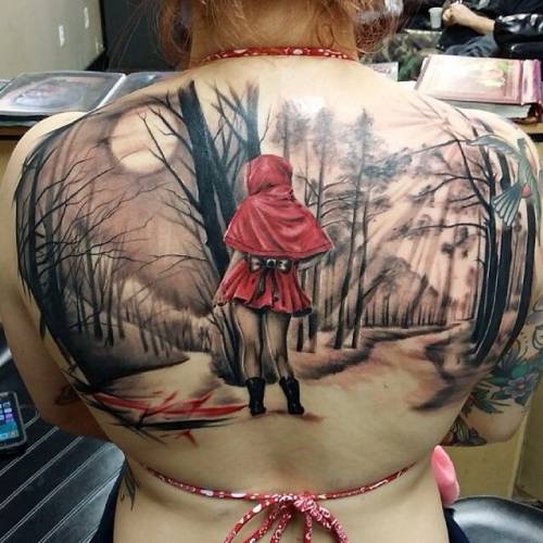 Красная Шапочка в лесу на спине девушки