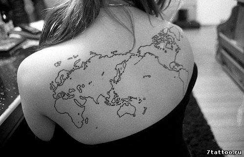 тату Контуры карты мира на спине девушки