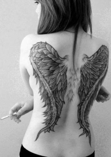 Крылья на спине девушки