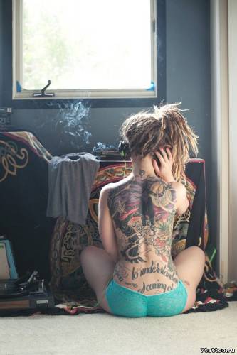 Девушка с татуировкой на всю спину