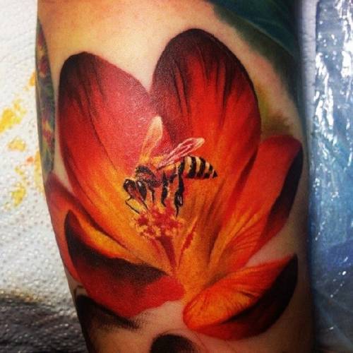 Пчела на красном цветке