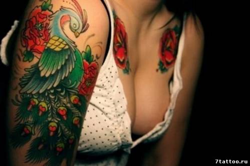 Жар-птица на руке и розы на груди девушки