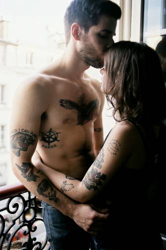 Парень и девушка с татуировками на теле
