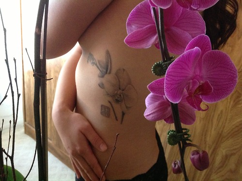 Орхидея сбоку тела девушки