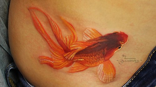 Золотая рыбка на талии