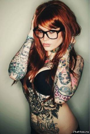 Цветные татуировки по всему телу у девушки в очках