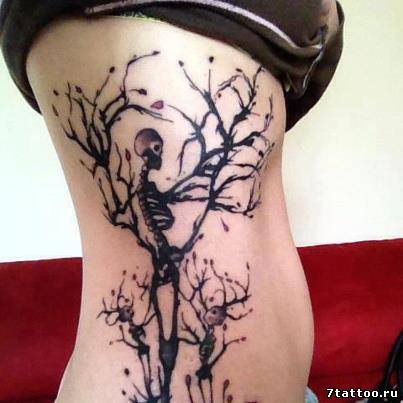 тату Скелеты и дерево на теле девушки