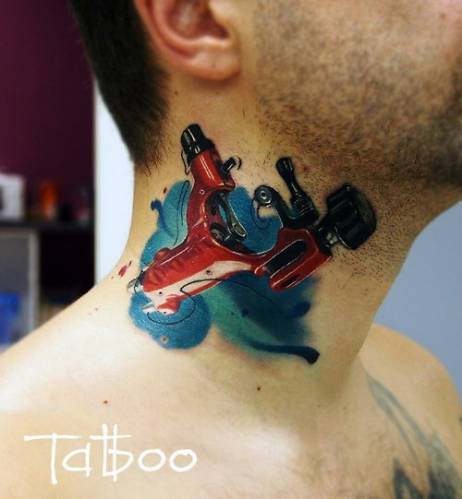 Татуировачная машинка на шее