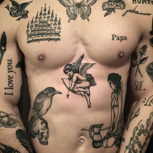 Много романтических татуировок на теле парня